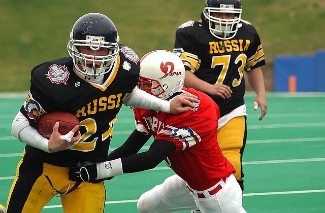 足协杯赛前举办垫场赛，张凌峰等四名成年球员对阵五十名小球员