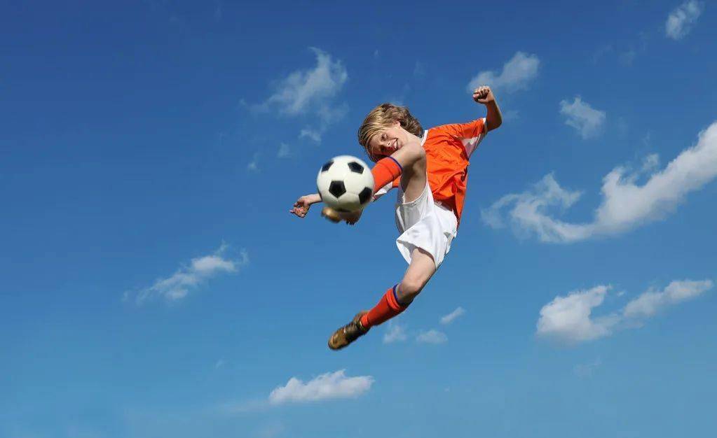 上海海港实现中超三连冠，为中国顶级联赛历史第三队