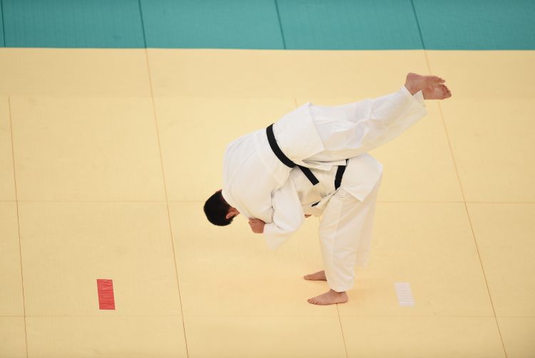 姆巴佩妙传卡马文加破门！皇马客场2-0领先毕巴，中场前关键进球打懵对手