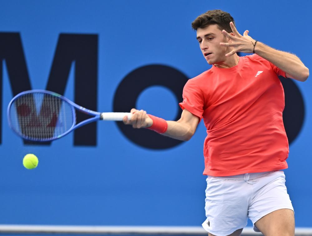 尤文图斯因弗拉霍维奇伤势和薪资问题，被迫考虑续约，但转会市场无明显替代人选，形势艰难。